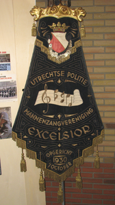 862360 Afbeelding van het vaandel van de Utrechtse Politie Mannenzangvereniging 'Excelsior' (opgericht 7 okt. 1930), ...